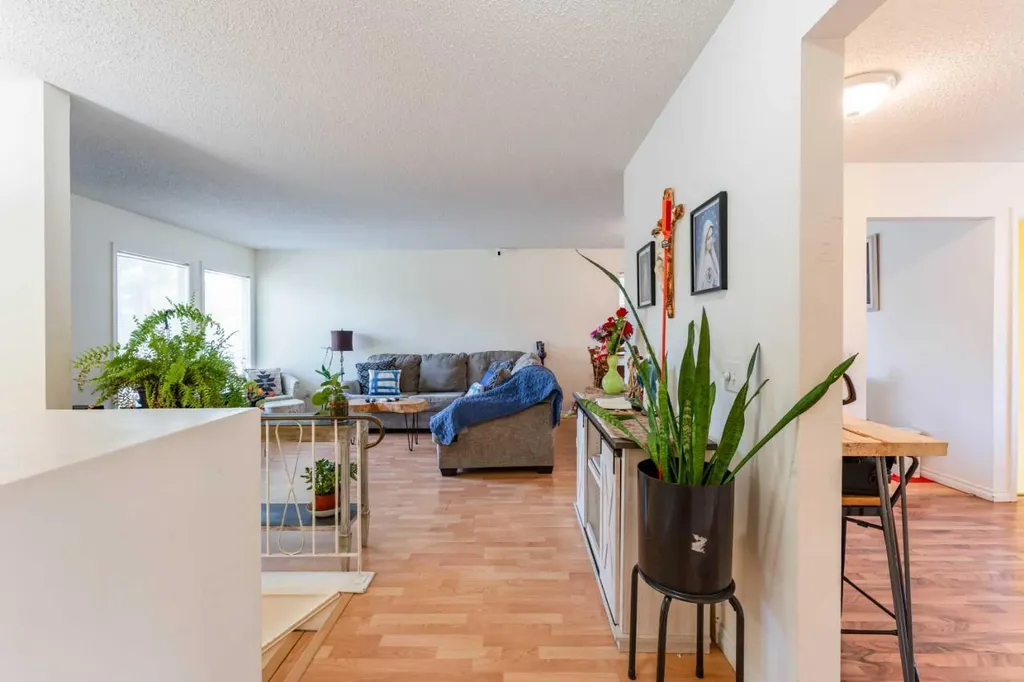 9611 24 Street SW Calgary AB T2V 4L2