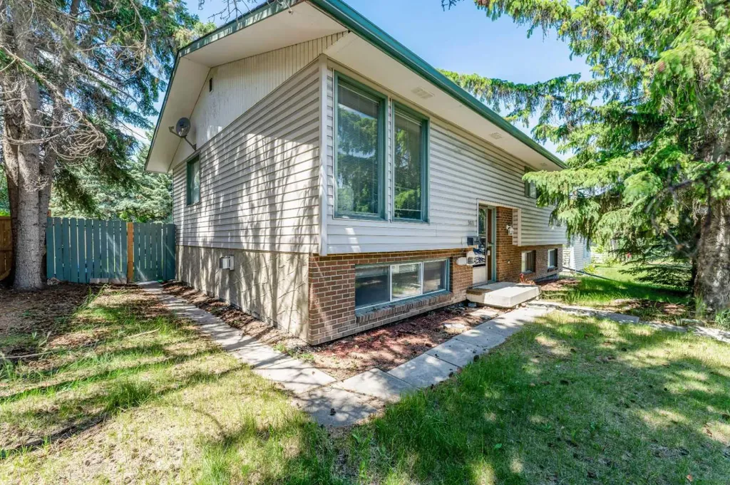 9611 24 Street SW Calgary AB T2V 4L2