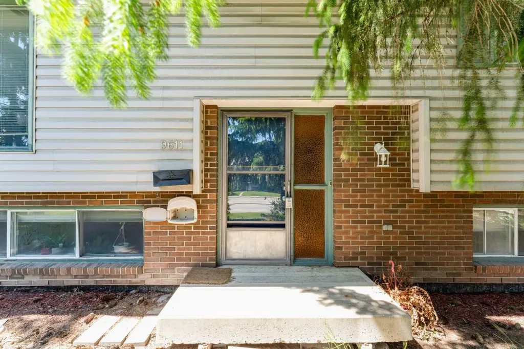 9611 24 Street SW Calgary AB T2V 4L2
