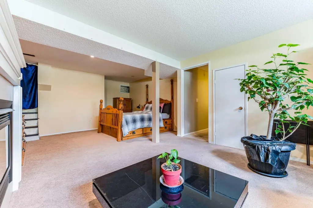 9611 24 Street SW Calgary AB T2V 4L2