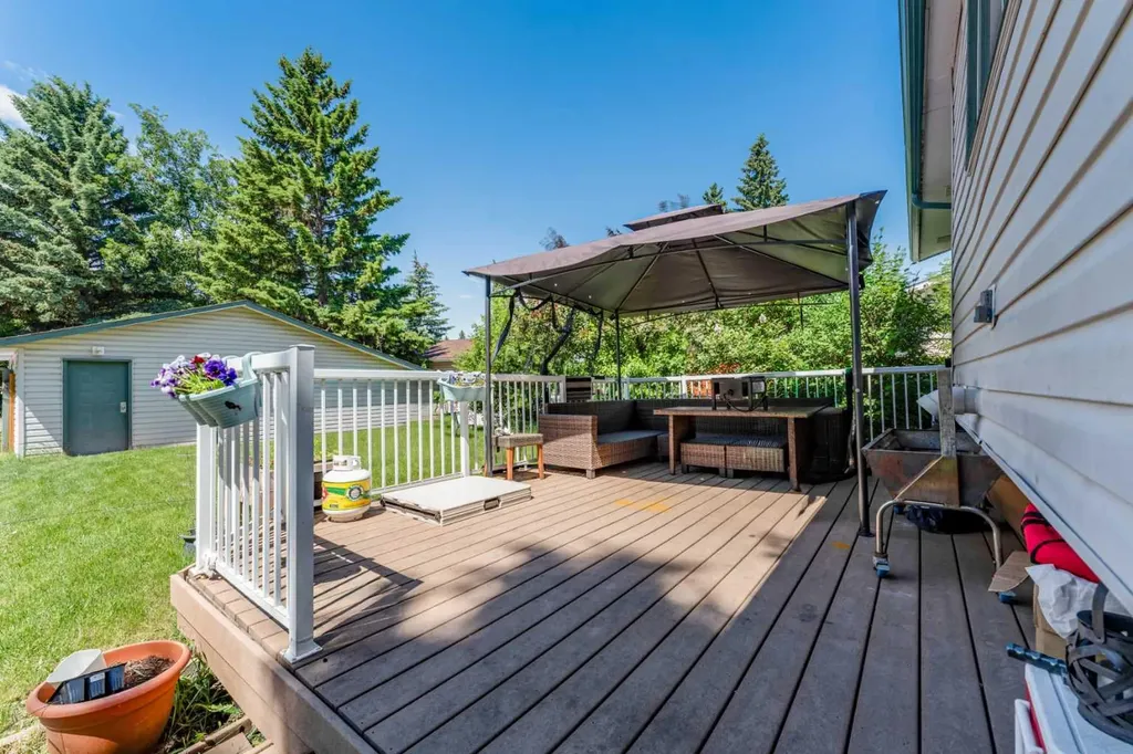 9611 24 Street SW Calgary AB T2V 4L2