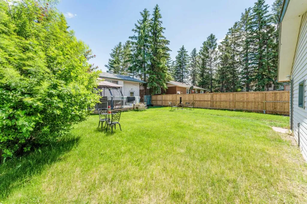 9611 24 Street SW Calgary AB T2V 4L2
