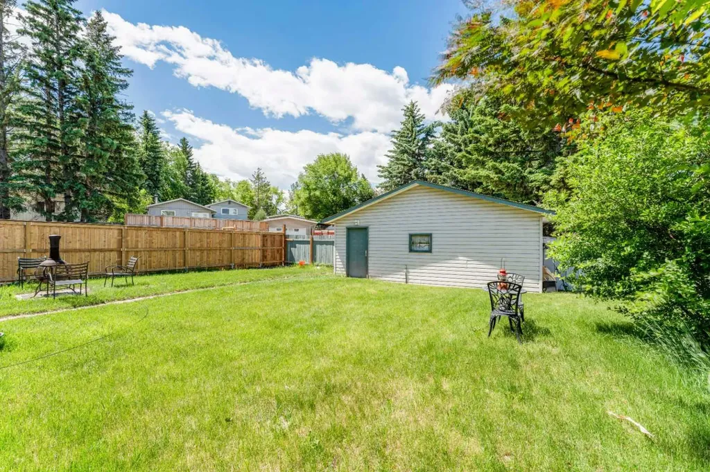 9611 24 Street SW Calgary AB T2V 4L2
