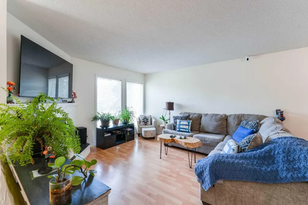 9611 24 Street SW Calgary AB T2V 4L2