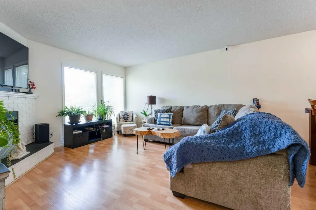 9611 24 Street SW Calgary AB T2V 4L2