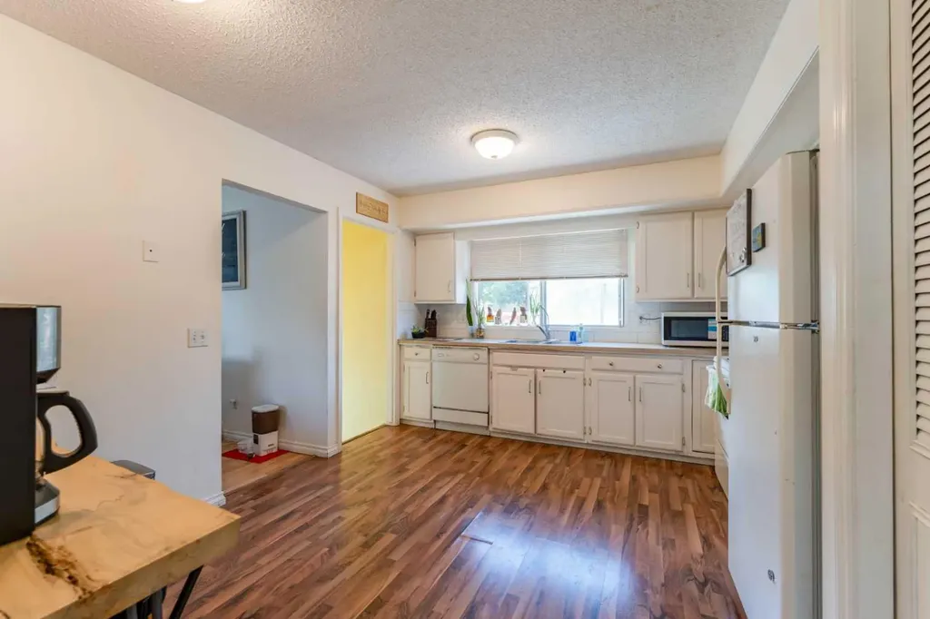 9611 24 Street SW Calgary AB T2V 4L2