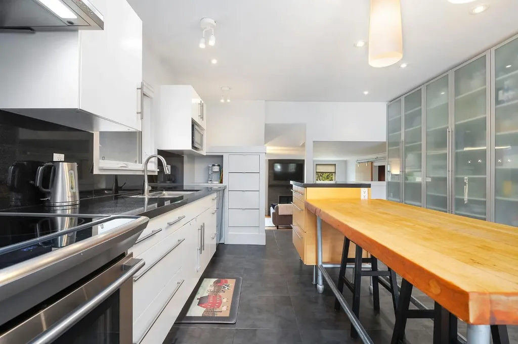 2811 25 Street SW Calgary AB T3E 1Y1