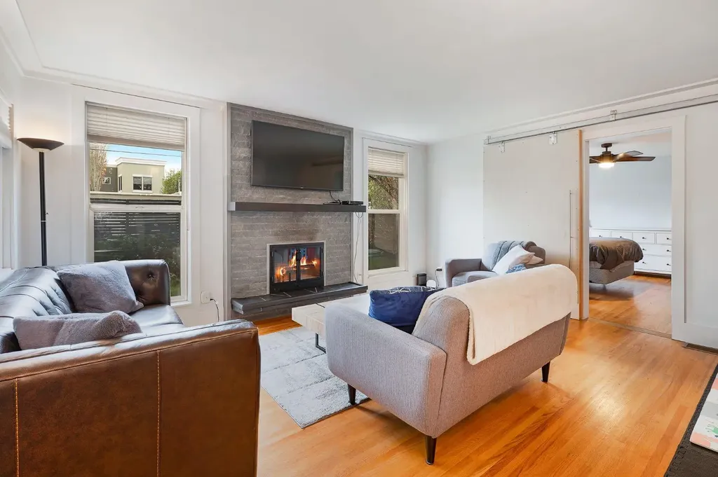 2811 25 Street SW Calgary AB T3E 1Y1