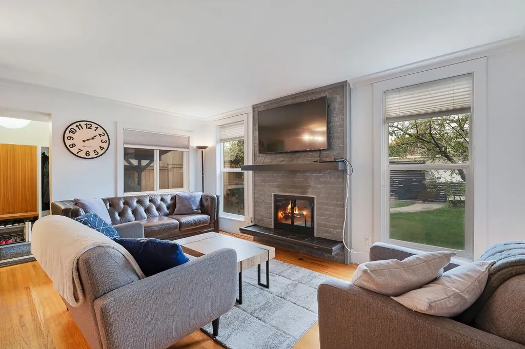 2811 25 Street SW Calgary AB T3E 1Y1