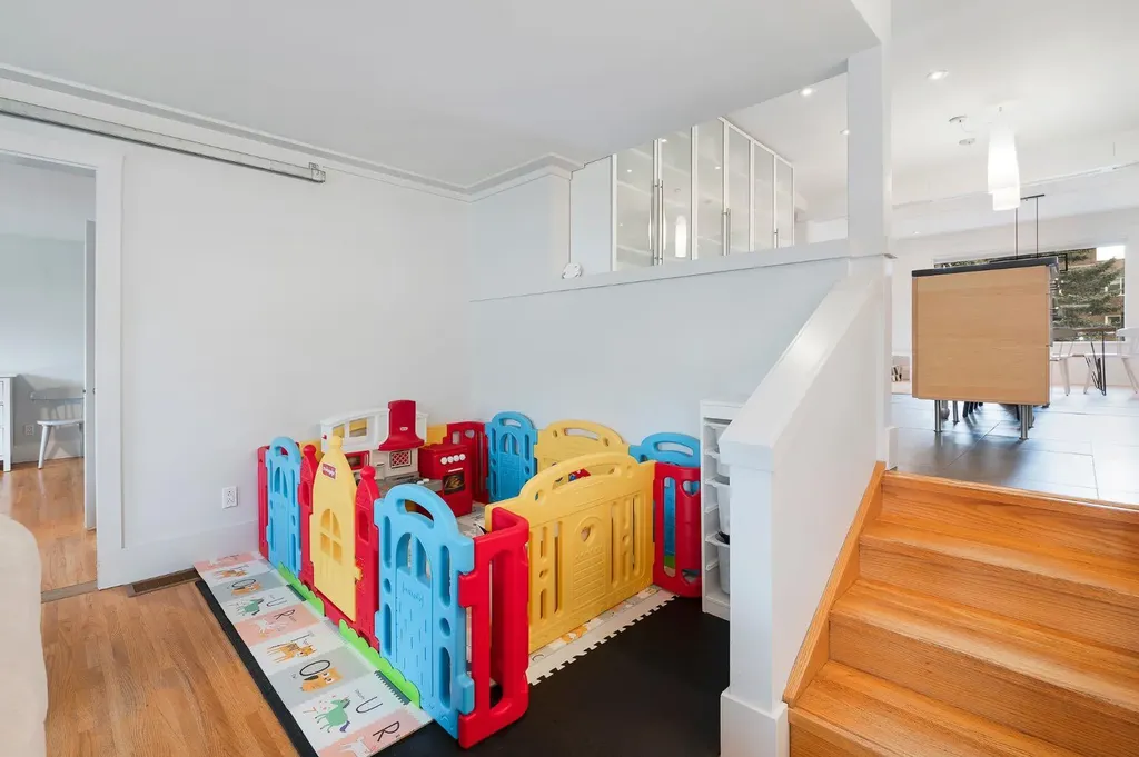 2811 25 Street SW Calgary AB T3E 1Y1