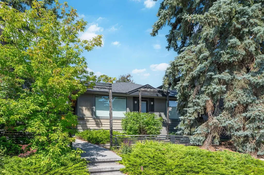 2811 25 Street SW Calgary AB T3E 1Y1