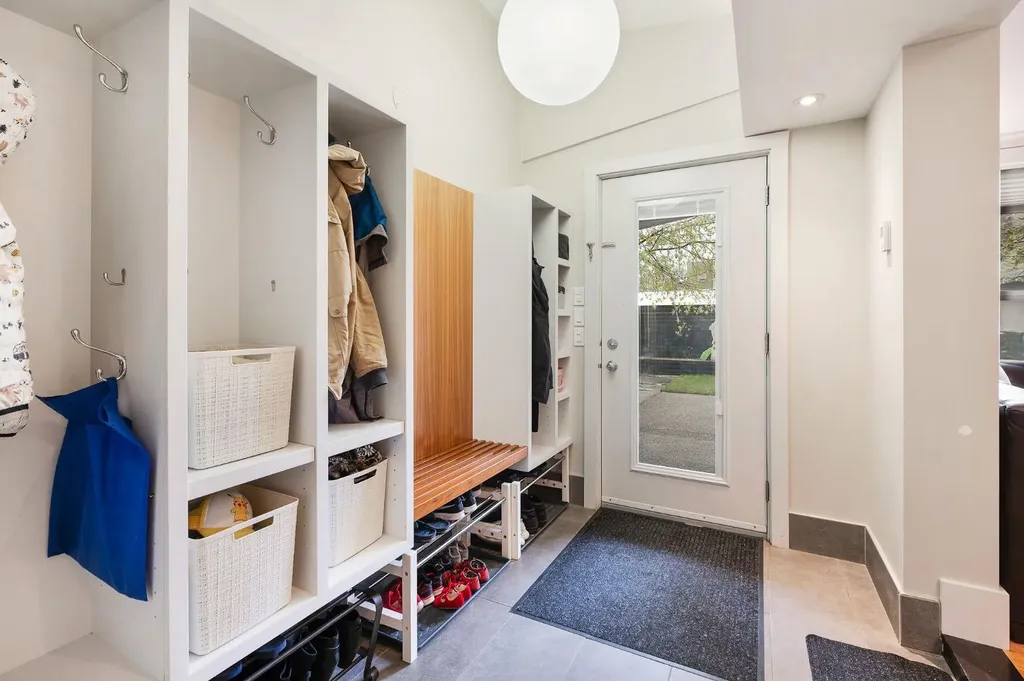 2811 25 Street SW Calgary AB T3E 1Y1