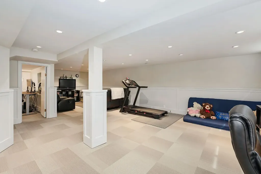 2811 25 Street SW Calgary AB T3E 1Y1