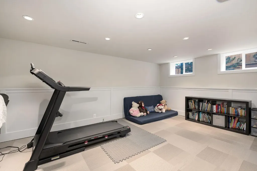 2811 25 Street SW Calgary AB T3E 1Y1
