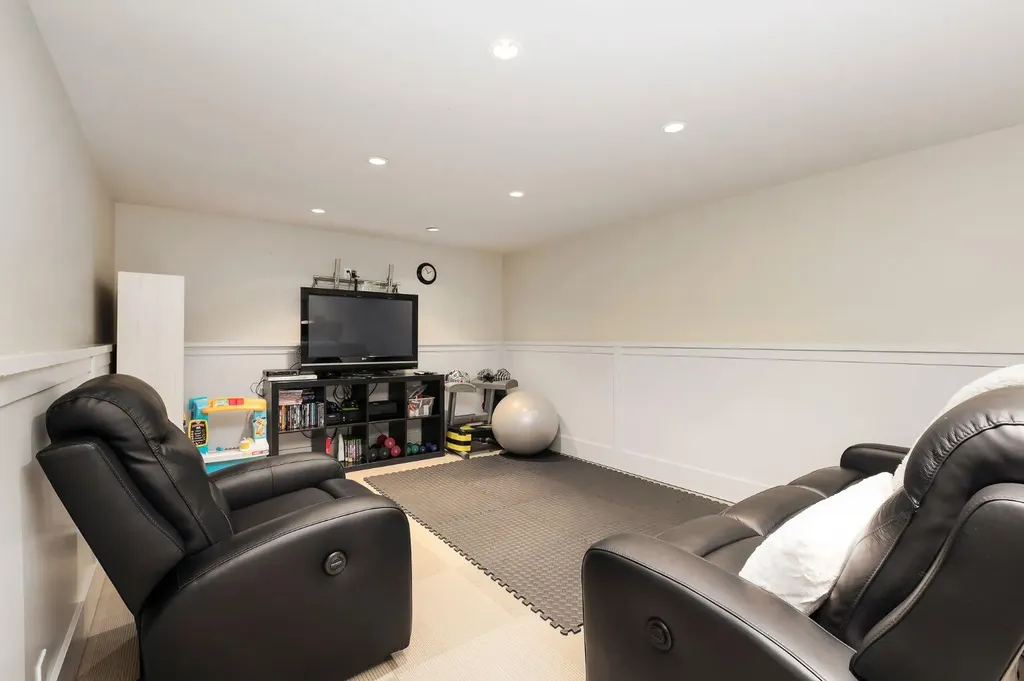 2811 25 Street SW Calgary AB T3E 1Y1