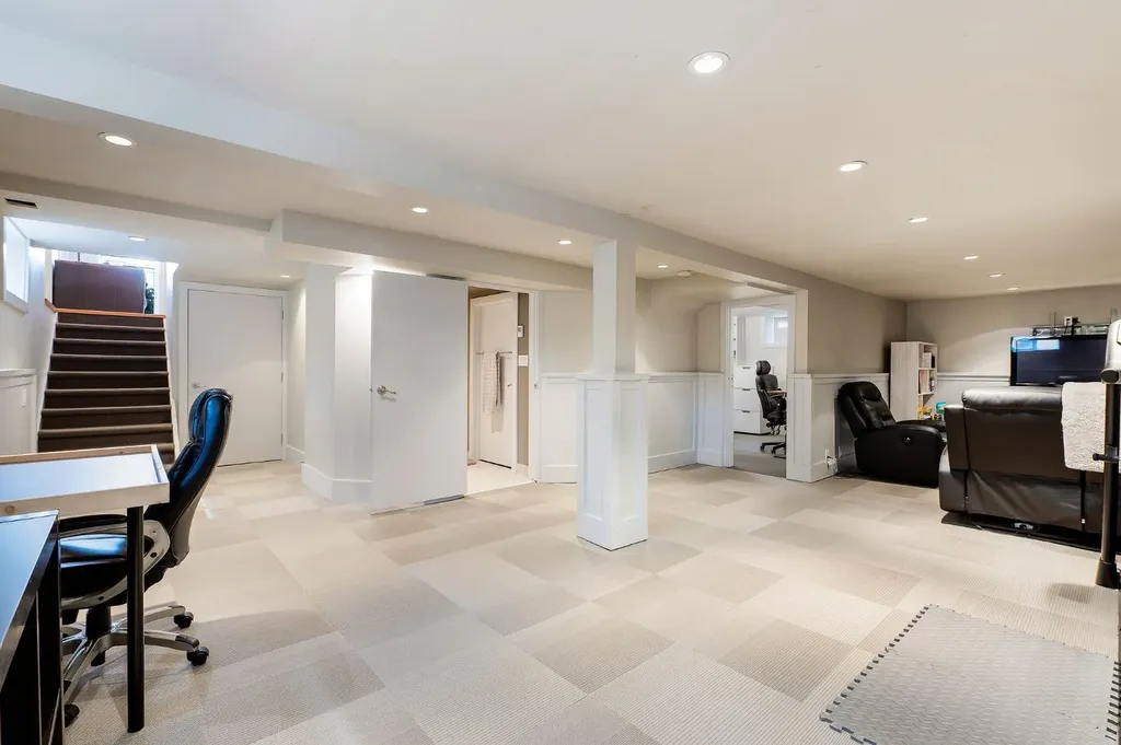 2811 25 Street SW Calgary AB T3E 1Y1