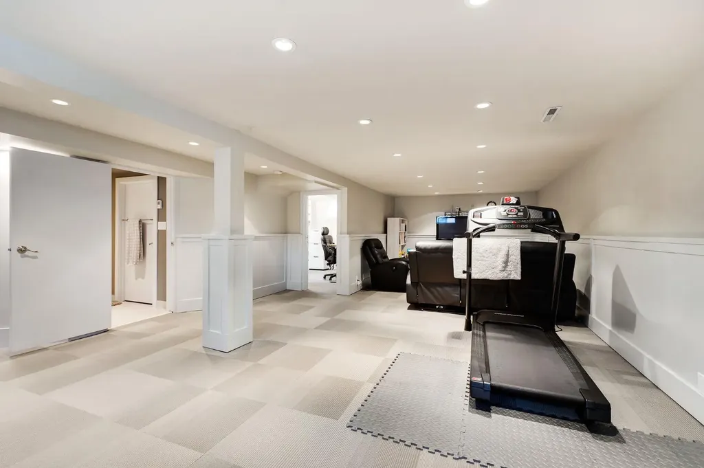 2811 25 Street SW Calgary AB T3E 1Y1