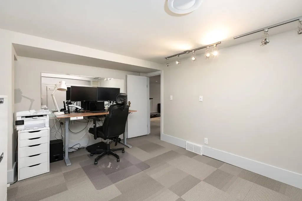2811 25 Street SW Calgary AB T3E 1Y1
