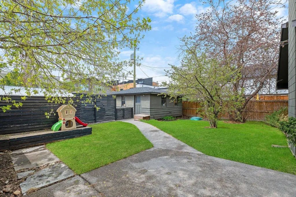 2811 25 Street SW Calgary AB T3E 1Y1