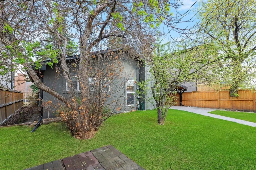 2811 25 Street SW Calgary AB T3E 1Y1