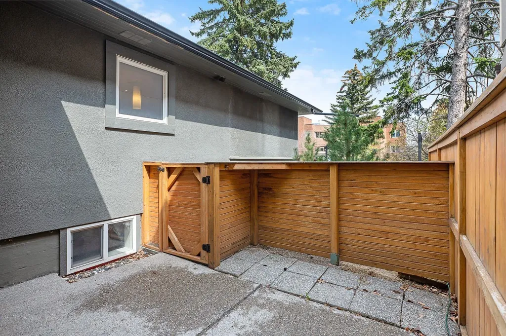 2811 25 Street SW Calgary AB T3E 1Y1