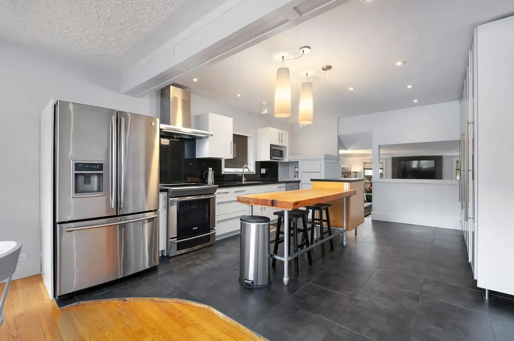 2811 25 Street SW Calgary AB T3E 1Y1