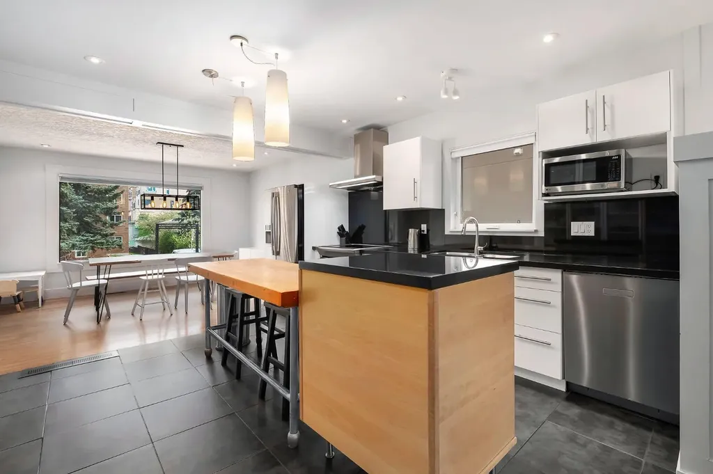 2811 25 Street SW Calgary AB T3E 1Y1