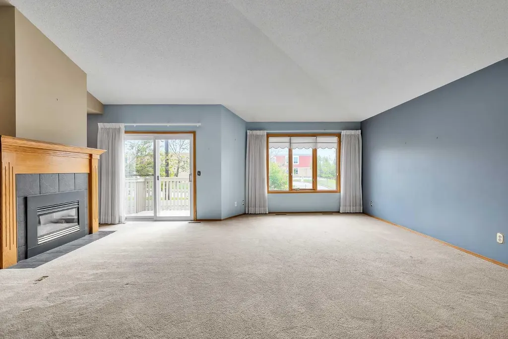 8 Edgepark Villas NW Calgary AB T3A 3S2