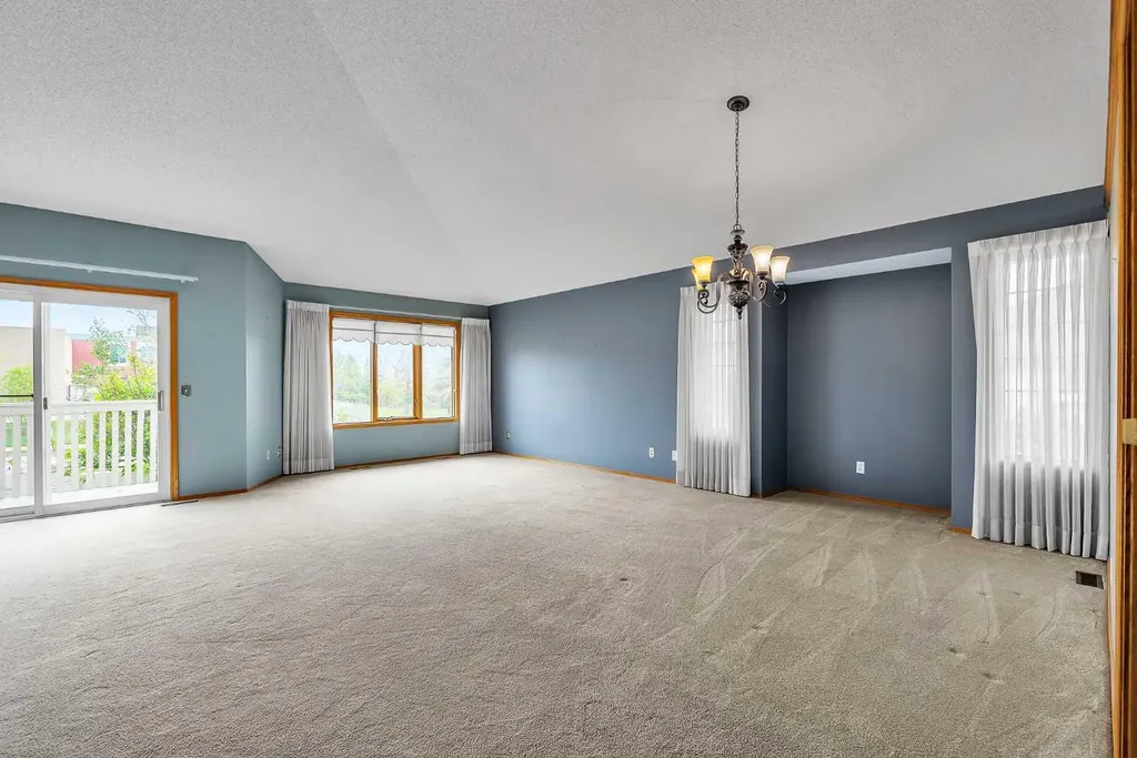 8 Edgepark Villas NW Calgary AB T3A 3S2