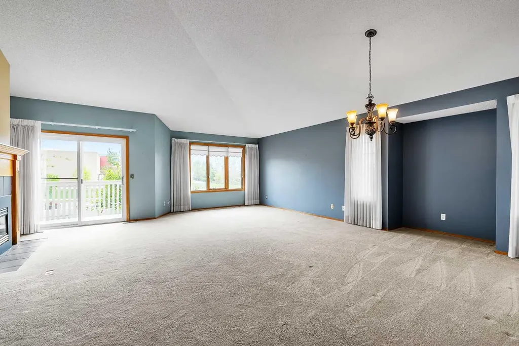 8 Edgepark Villas NW Calgary AB T3A 3S2