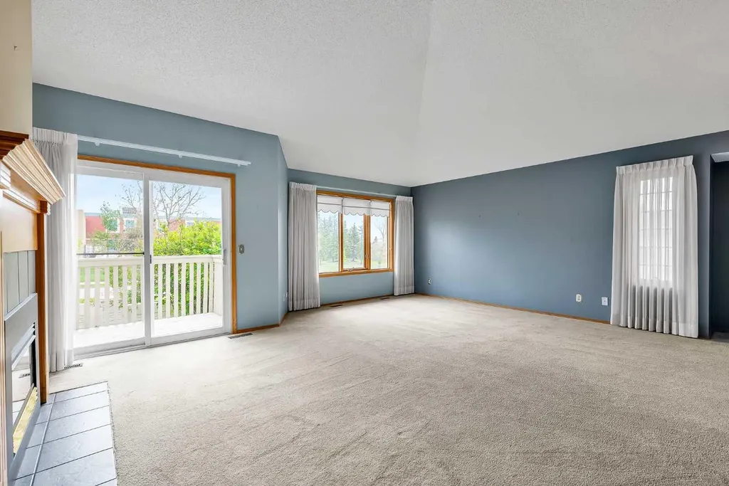 8 Edgepark Villas NW Calgary AB T3A 3S2