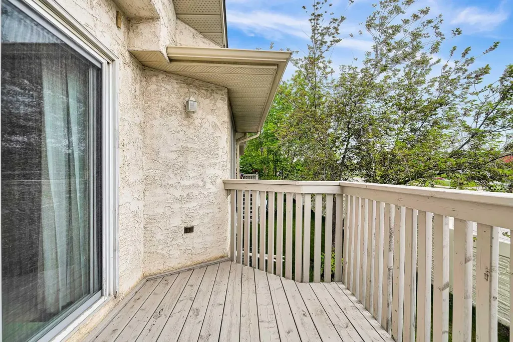 8 Edgepark Villas NW Calgary AB T3A 3S2