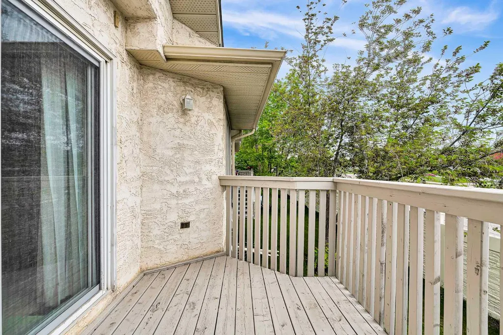 8 Edgepark Villas NW Calgary AB T3A 3S2