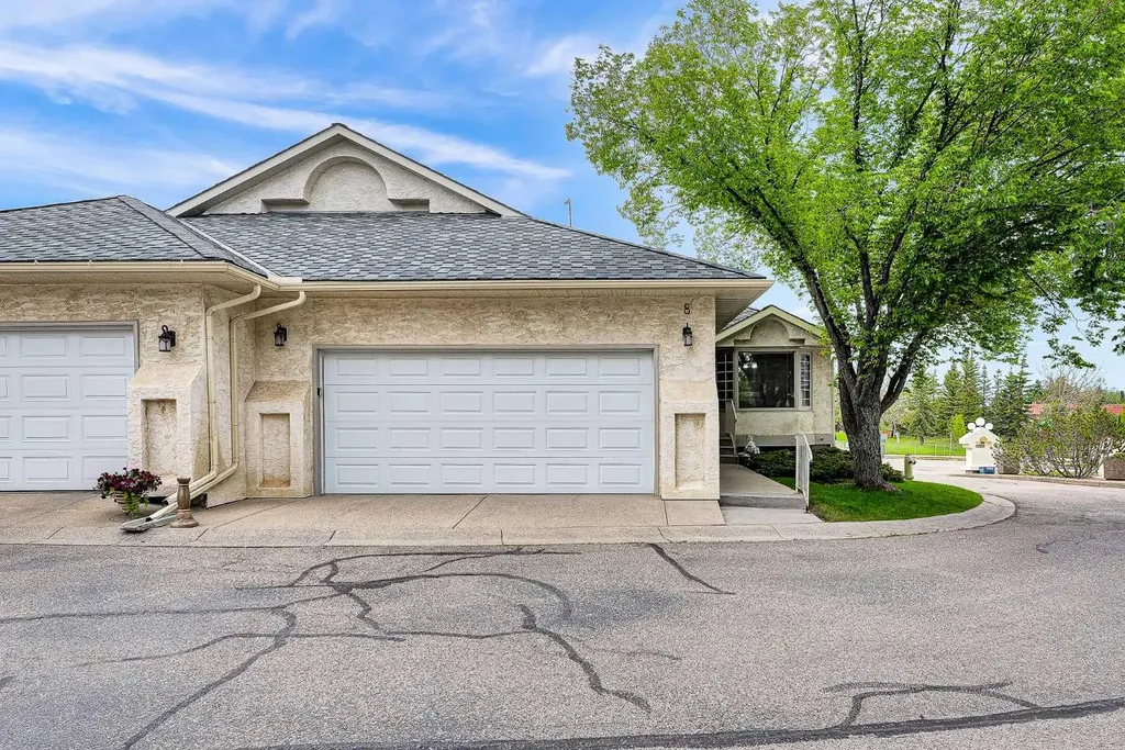 8 Edgepark Villas NW Calgary AB T3A 3S2