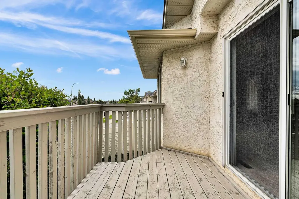 8 Edgepark Villas NW Calgary AB T3A 3S2