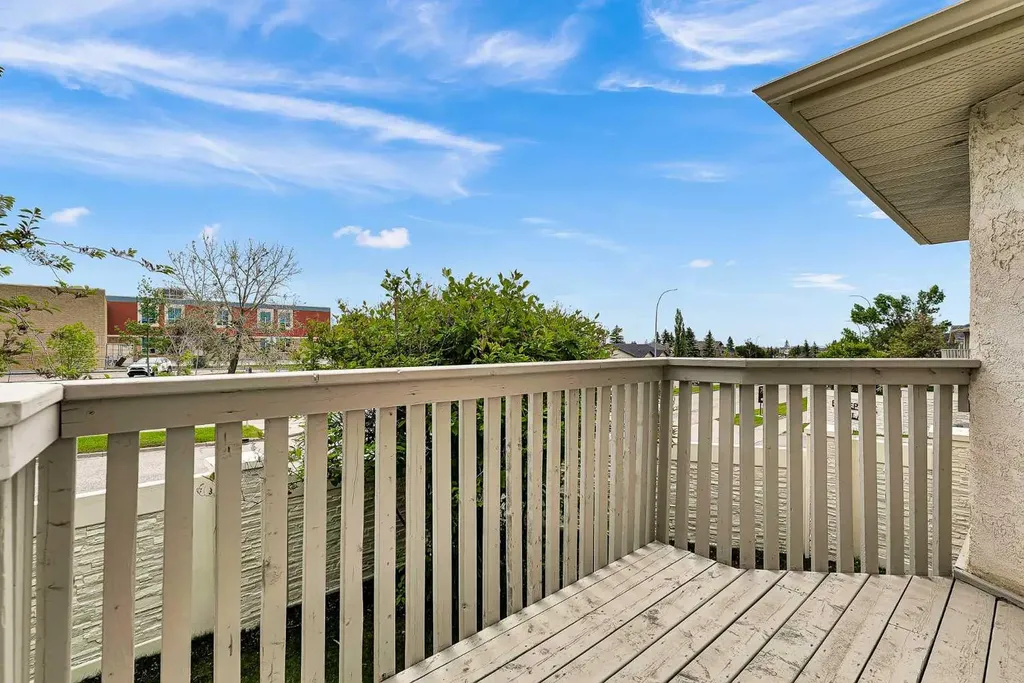 8 Edgepark Villas NW Calgary AB T3A 3S2