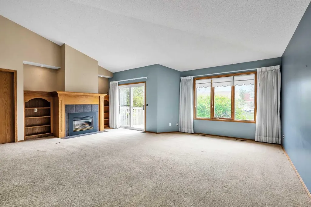 8 Edgepark Villas NW Calgary AB T3A 3S2