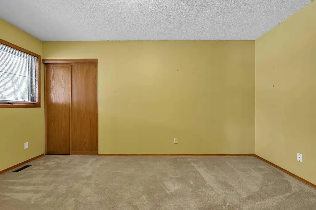 8 Edgepark Villas NW Calgary AB T3A 3S2