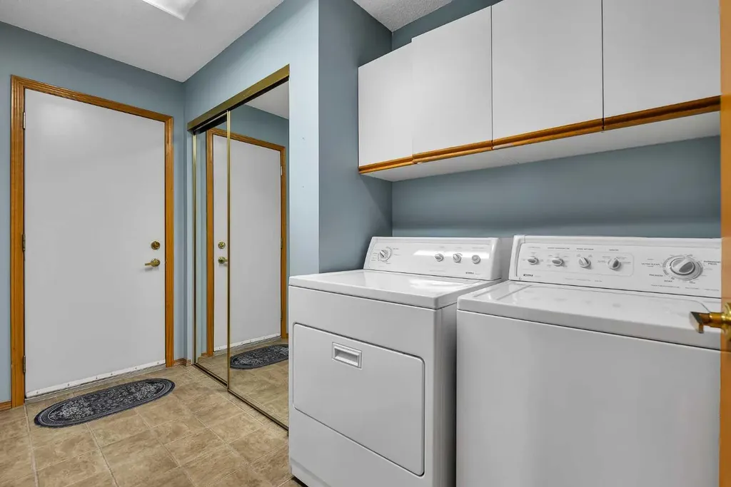 8 Edgepark Villas NW Calgary AB T3A 3S2