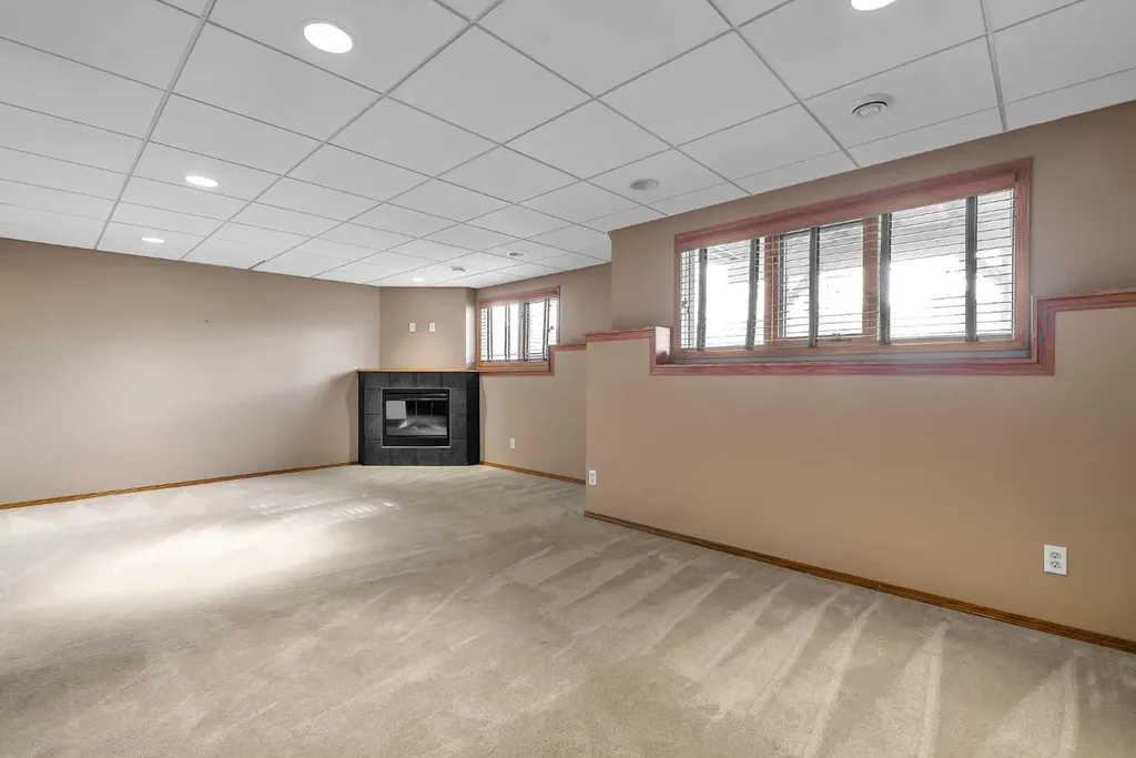 8 Edgepark Villas NW Calgary AB T3A 3S2