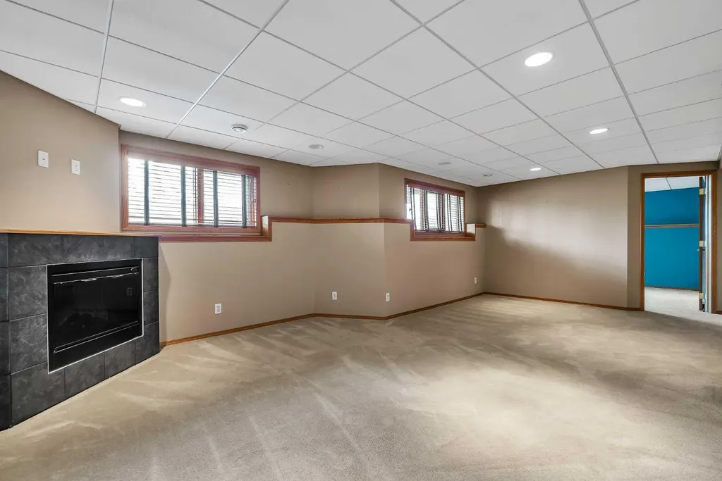 8 Edgepark Villas NW Calgary AB T3A 3S2