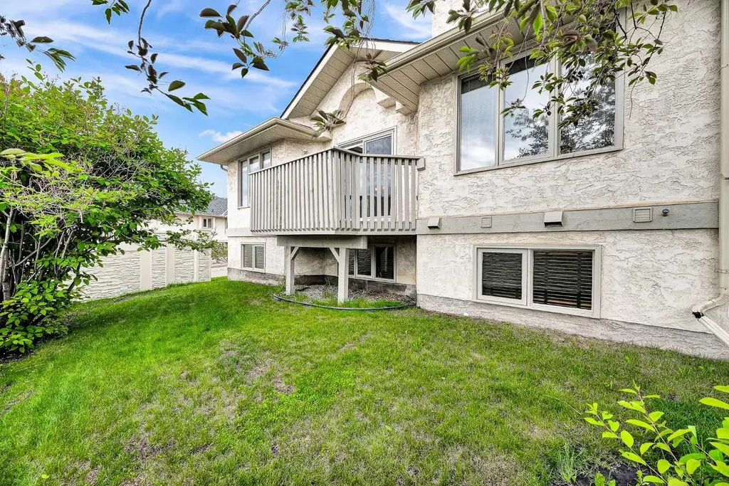 8 Edgepark Villas NW Calgary AB T3A 3S2