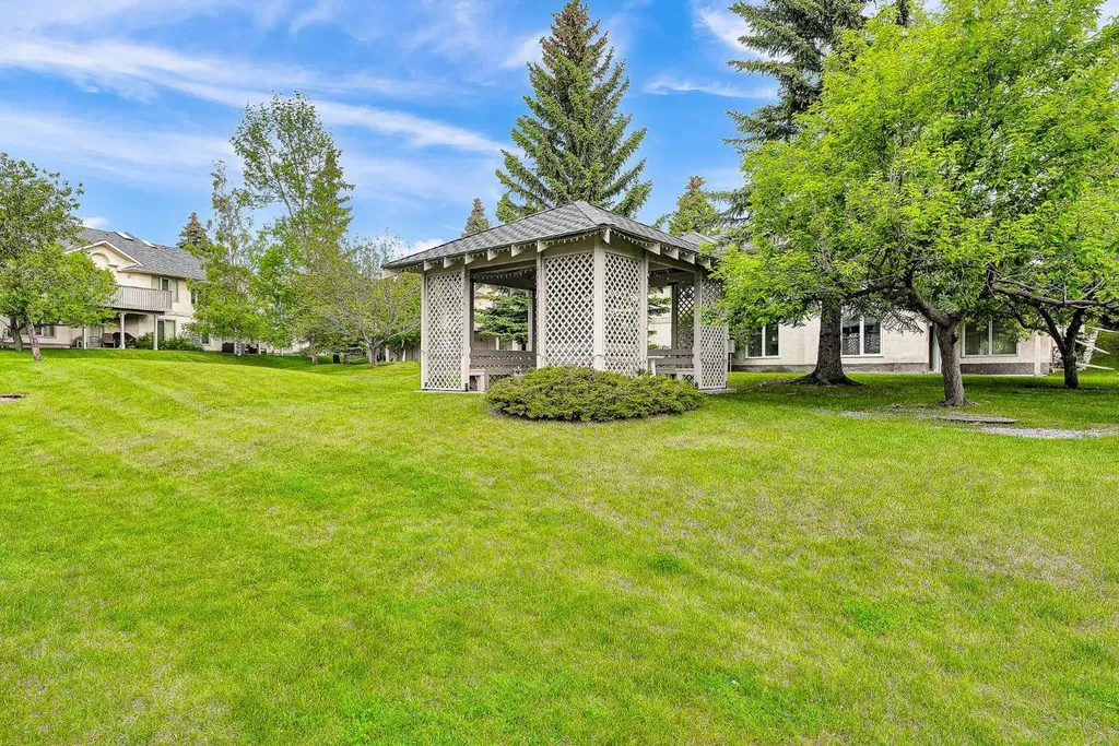 8 Edgepark Villas NW Calgary AB T3A 3S2