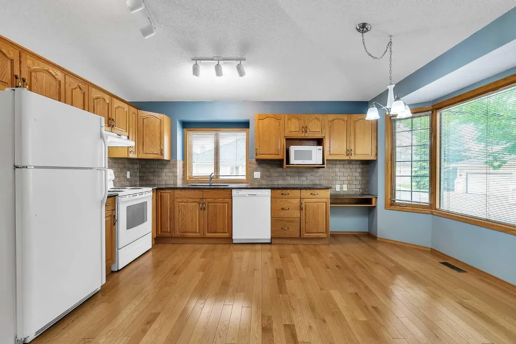 8 Edgepark Villas NW Calgary AB T3A 3S2