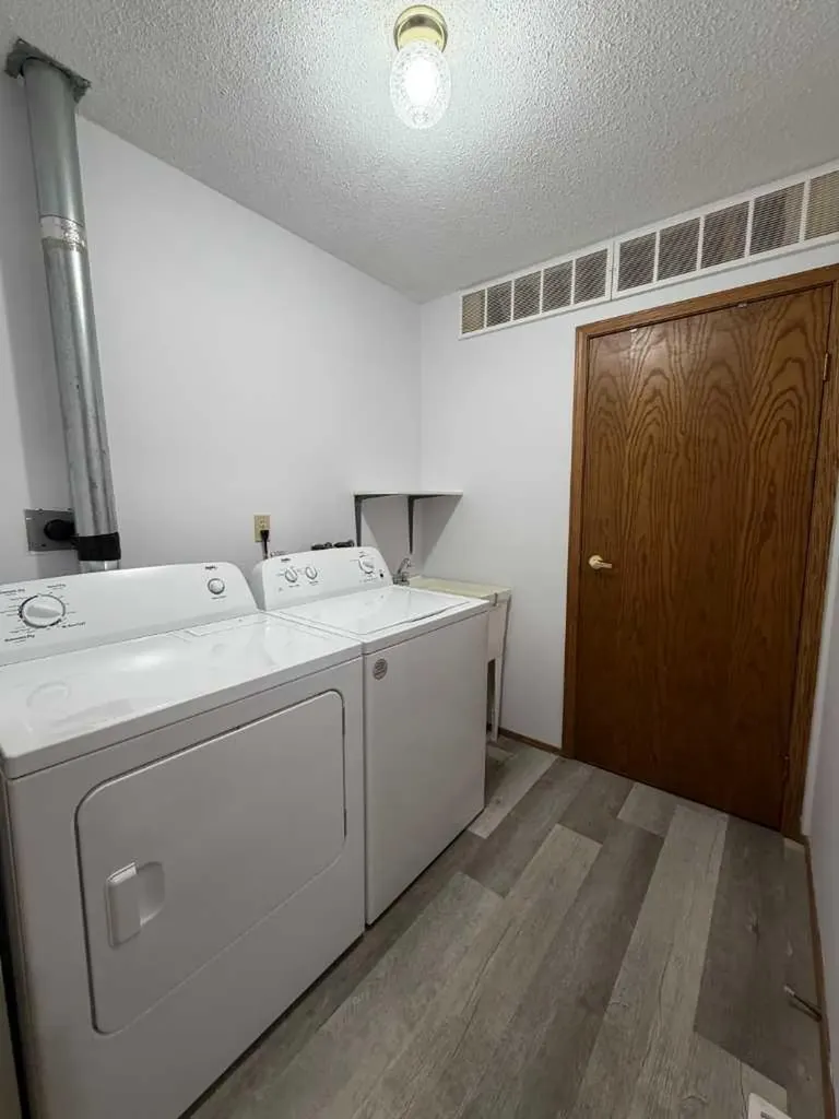 5107 46 Avenue Ponoka AB T4J 1J5