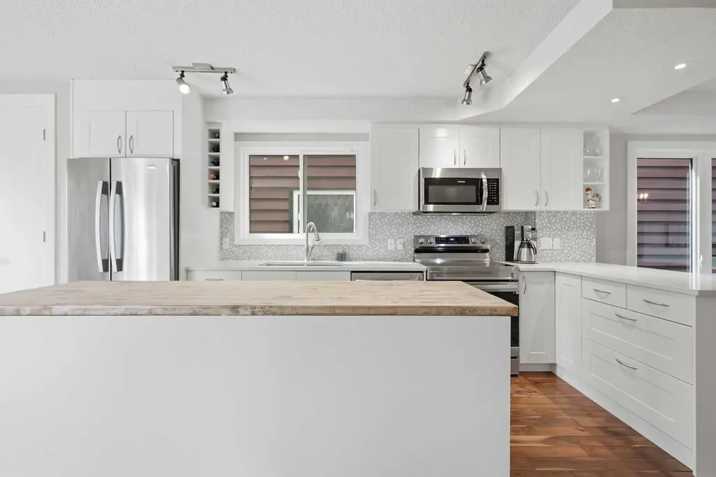 2222 28 Street SW Calgary AB T3E 2H6