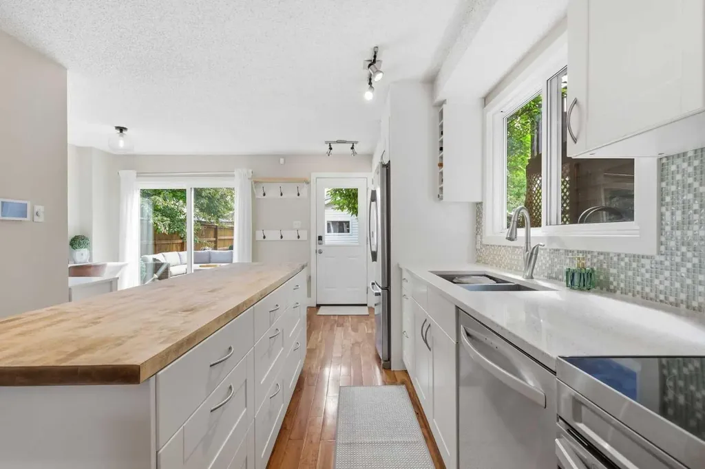 2222 28 Street SW Calgary AB T3E 2H6