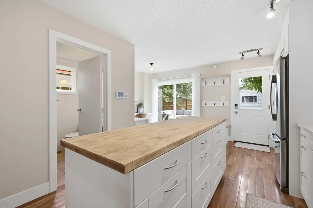 2222 28 Street SW Calgary AB T3E 2H6