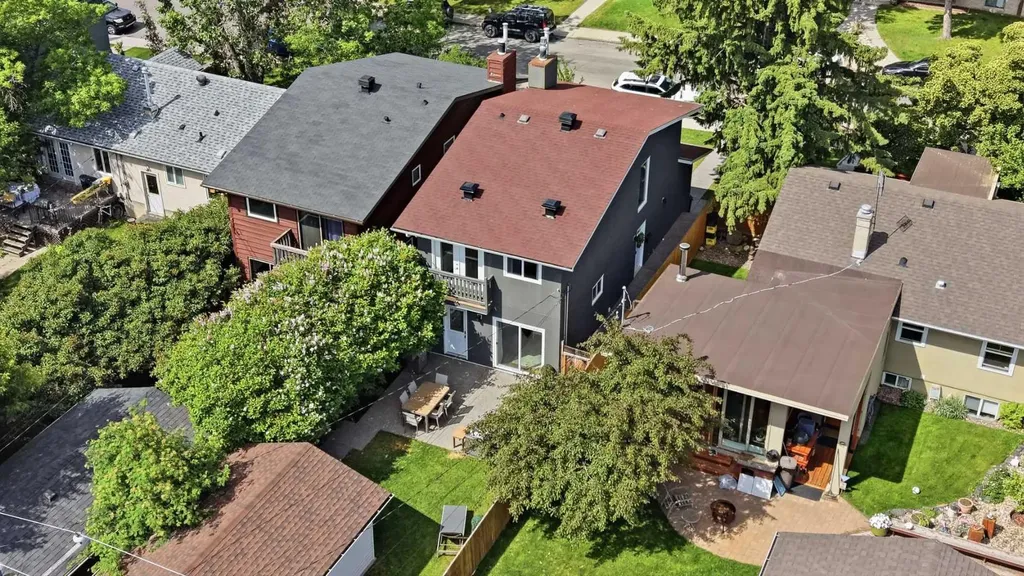 2222 28 Street SW Calgary AB T3E 2H6