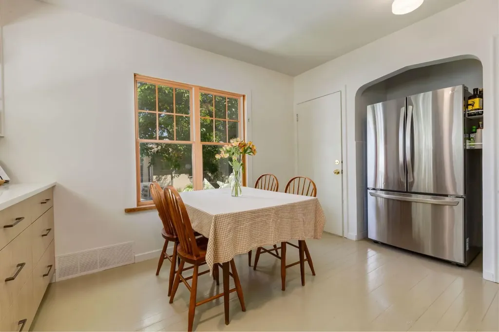604 10 Avenue NE Calgary AB T2E 0X8
